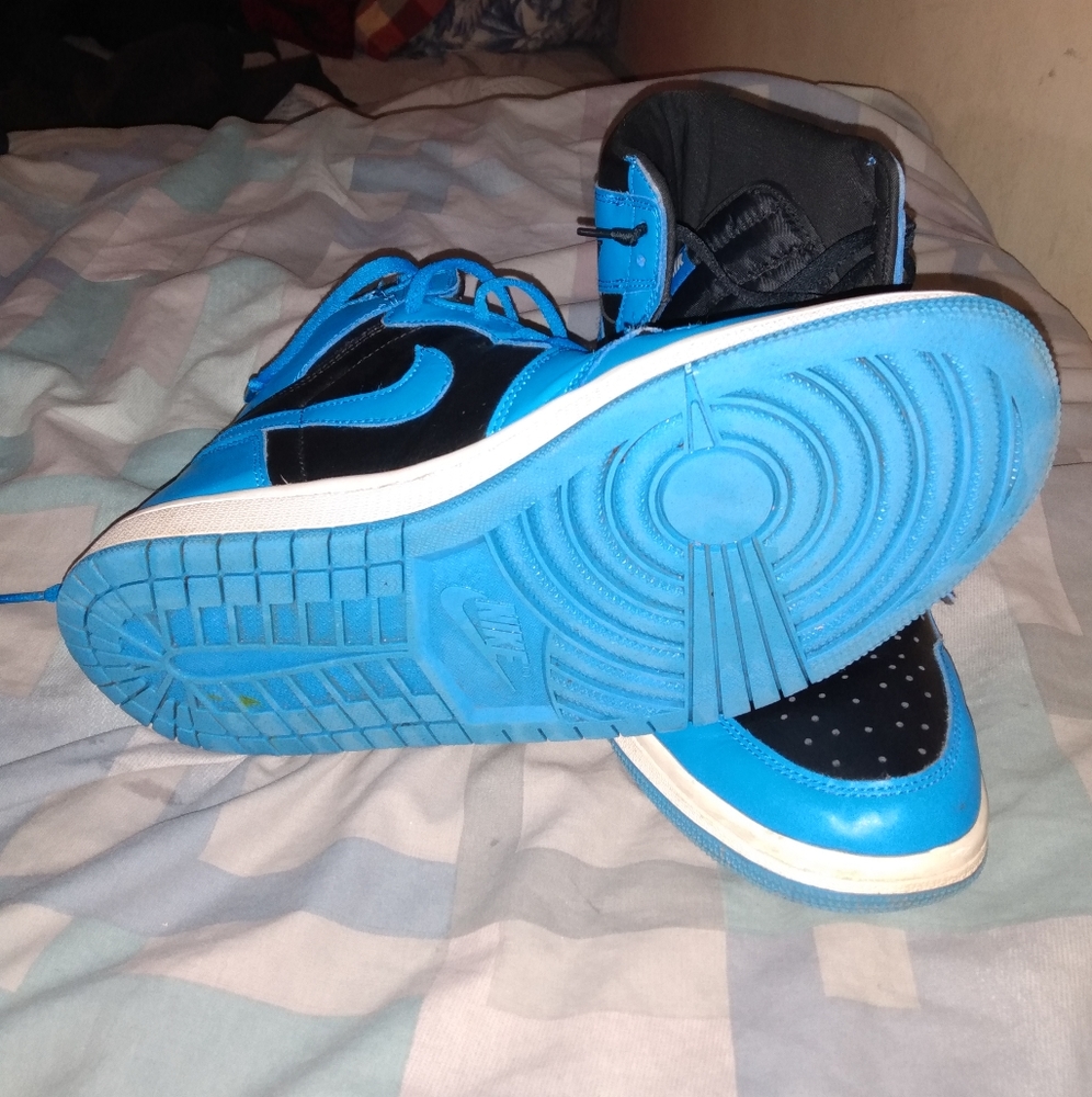 Nike Air Jordan 1 - Picture 3 of 3